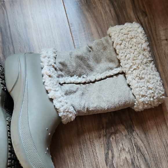 CROCS Women's Beige Fleece-Lined Clogs Shoes - Picture 15 of 15